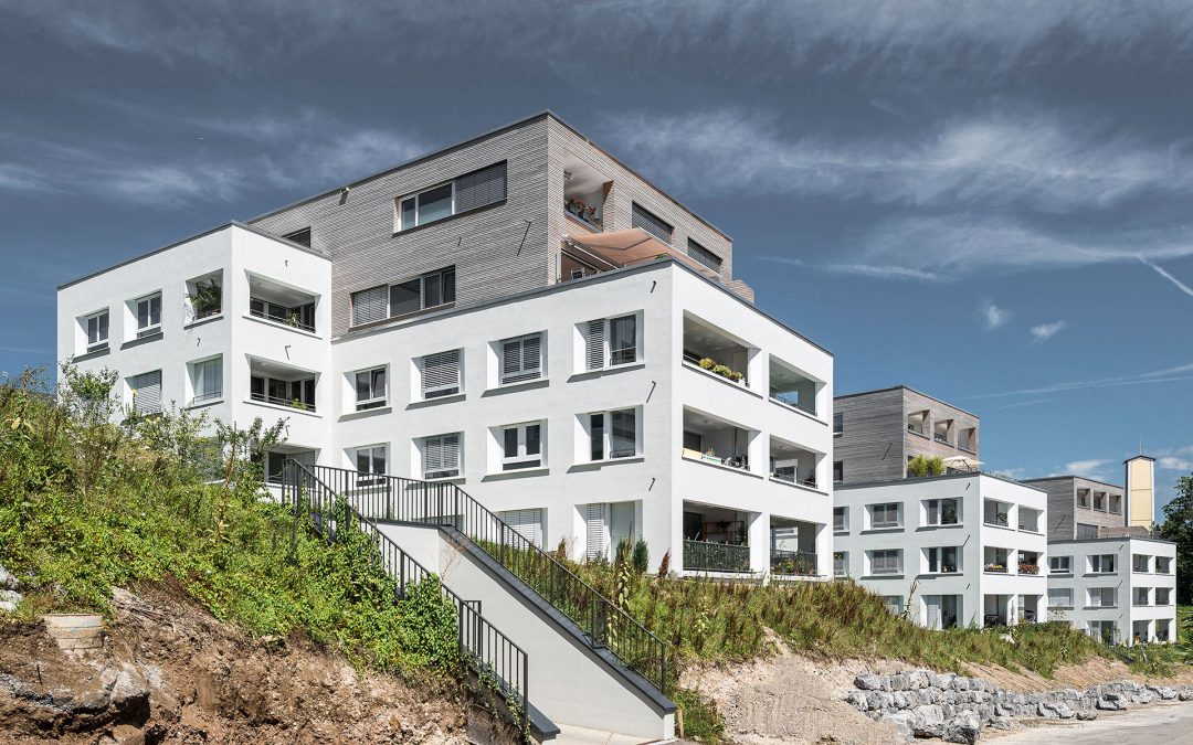 Moderner Städtebau mit Alpenpanorama